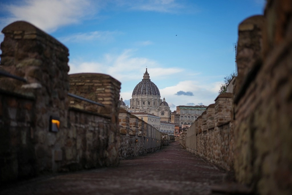 Una vista del estrecho y elevado corredor secreto de 800 metros, conocido como "Passetto", que corre sobre los antiguos muros del Vaticano  que se reabrirá al público justo antes del Año Jubilar, un evento que se espera atraiga a millones de visitantes a la Ciudad Eterna, en Roma. Foto Ap