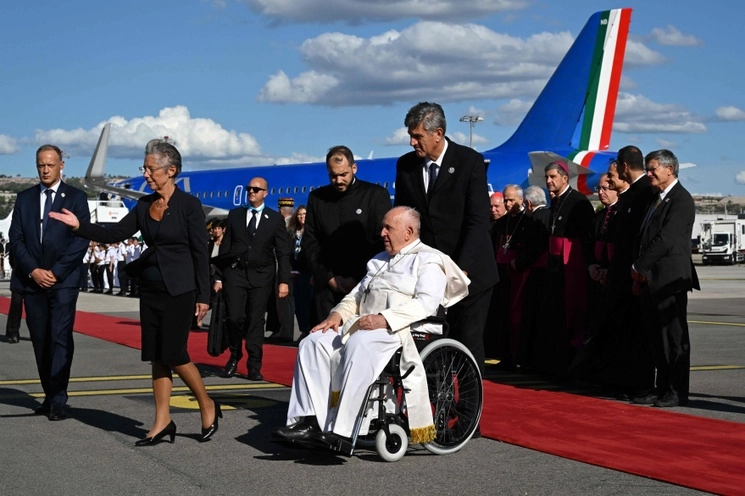 El Papa Francisco, a su llegada al Aeropuerto Internacional de Marsella, al sur de Francia, el 22 de septiembre de 2023. Foto Afp