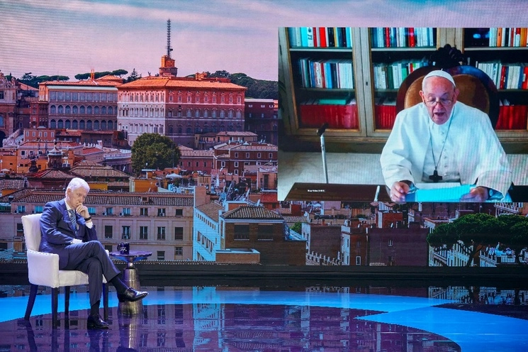 El papa Francisco, conversa con el expresidente Bill Clinton,(a la izquierda) a través de una videoconferencia durante la Iniciativa Global Clinton, en Nueva York, el 18 de septiembre de 2023. Foto Ap