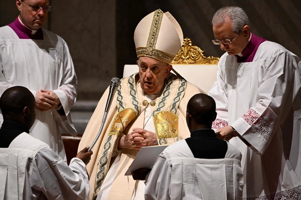 El papa Francisco llegó en silla de ruedas a la basílica de San Pedro para la vigilia de Pascua. Foto Afp