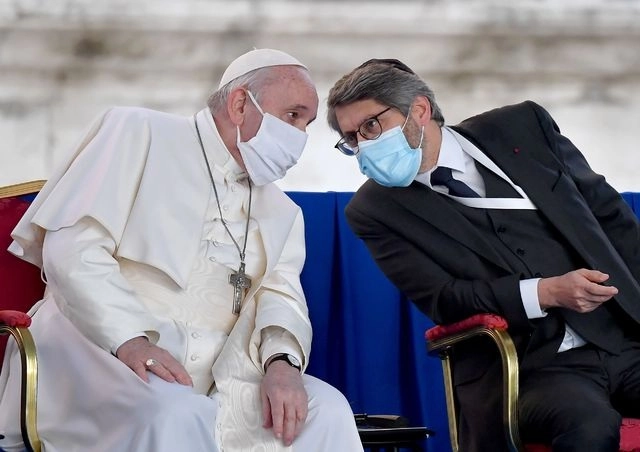 El papa Francisco usó un cubrebocas por primera vez en un evento público este martes. Foto Afp
