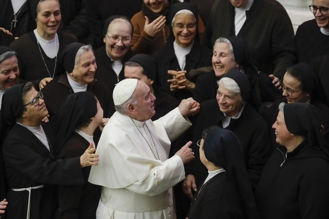 El papa Francisco hoy en una reunión con monjas durante su audiencia general semanal en El Vaticano. Foto Ap