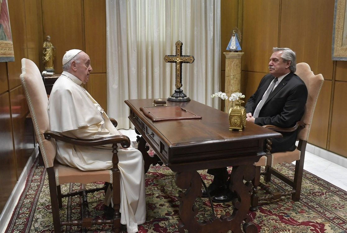 El papa Francisco se reunió hoy con el presidente argentino Alberto Fernández. Foto Vaticano vía Afp