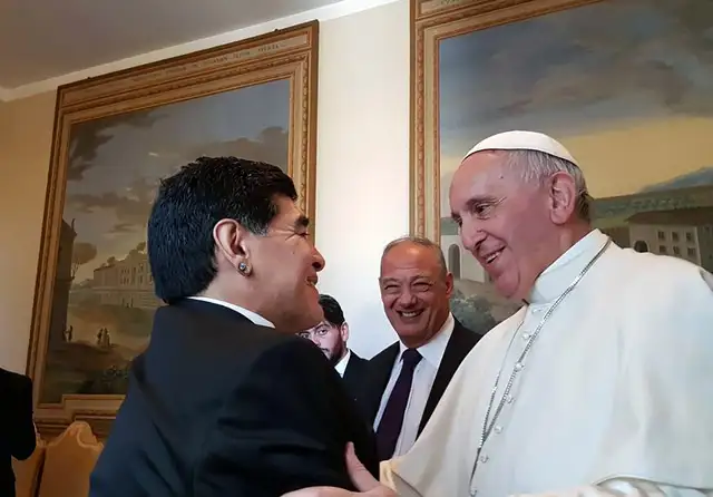El papa Francisco recuerda con afecto a su compatriota Diego Maradona, uno de los máximos íconos de la historia del futbol, y lo mantiene en sus oraciones, dijo este miércoles el Vaticano. Foto de STR / TELAM / Afp