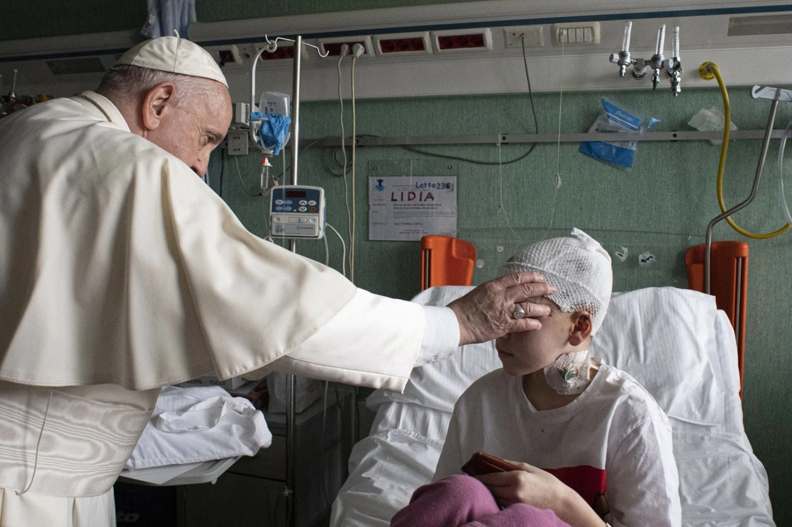 El papa Francisco visitó por sorpresa este 19 de marzo a un grupo de jóvenes refugiados de guerra ucranios que reciben tratamiento en un hospital pediátrico de Roma. Foto Vatican Media / Afp