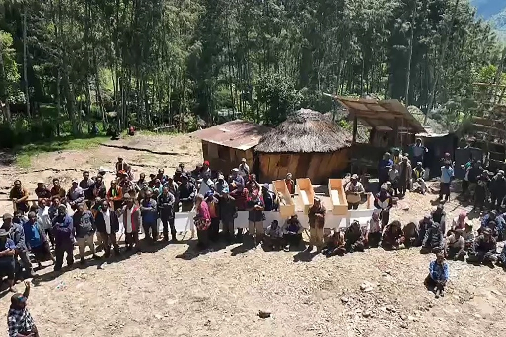 Se teme que más de dos mil personas estén enterradas en un deslizamiento de tierra en Papúa Nueva Guinea que destruyó una remota aldea de las tierras altas, dijo el gobierno el 27 de mayo, mientras pedía ayuda internacional en las tareas de rescate. Foto Afp