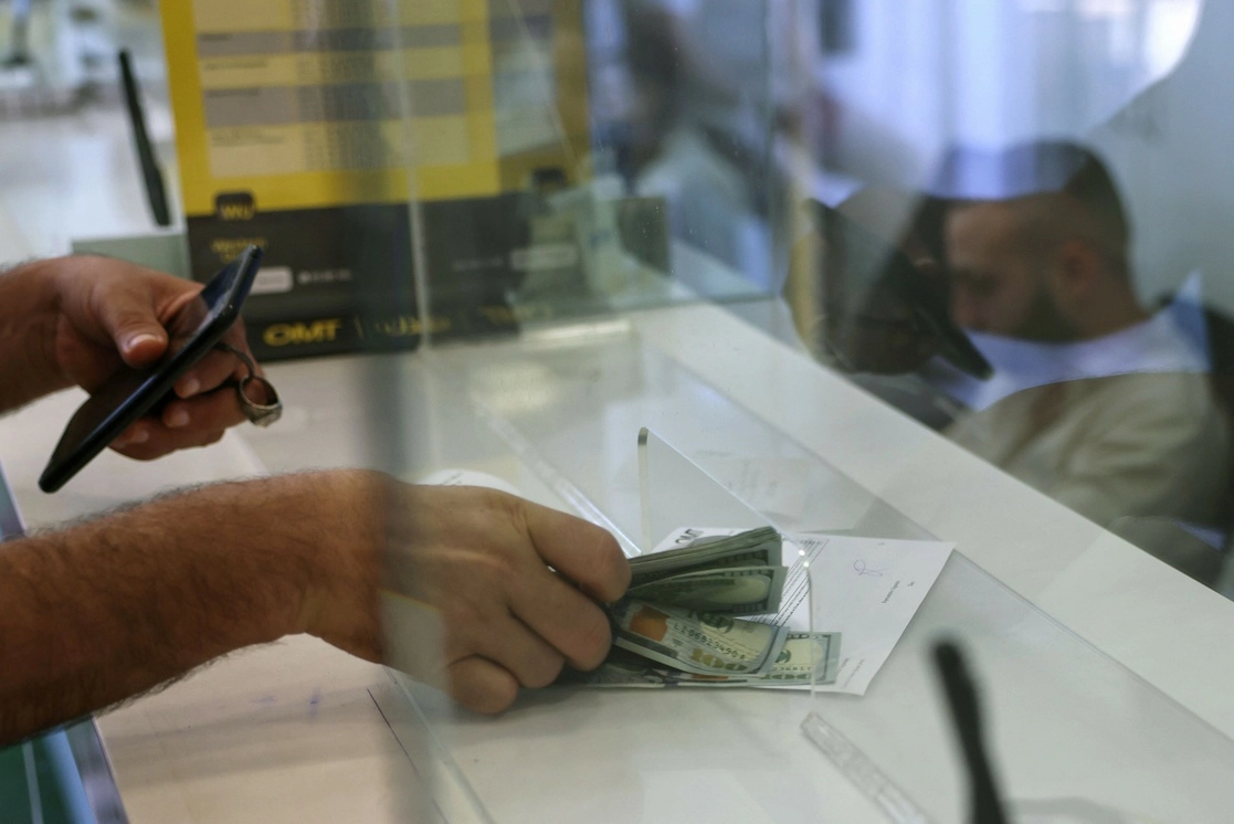 Un hombre realizando operaciones bancarias. Foto Afp