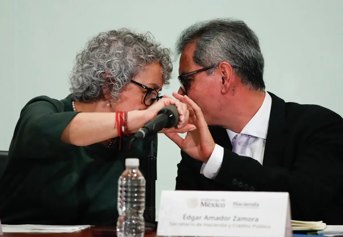 Bertha Gómez Castro, subsecretaria de Egresos, y Édgar Amador Zamora, secretario de Hacienda y Crédito Público, durante la conferencia de prensa sobre el Paquete Económico 2026 realizada ayer en el salón de usos múltiples de Palacio Nacional. Foto 