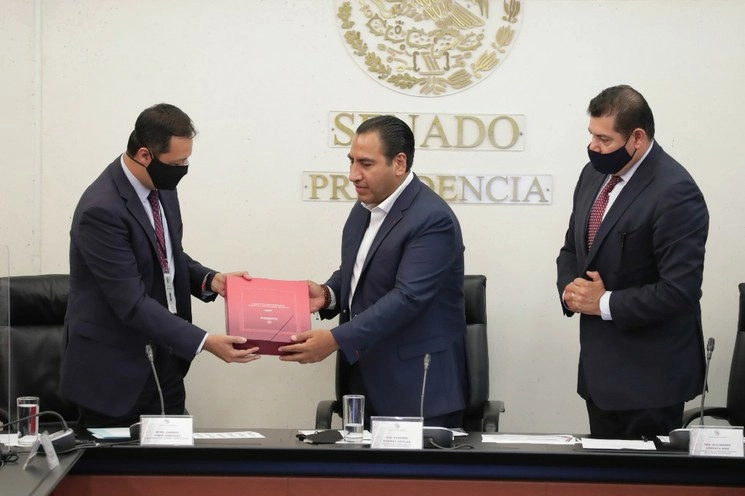El subsecretario de Hacienda, Gabriel Yorio (c,izq) entrega el Paquete Económico 2021 al presidente del Senado, Eduardo Ramírez (c). Foto Cortesía Senado de la República 