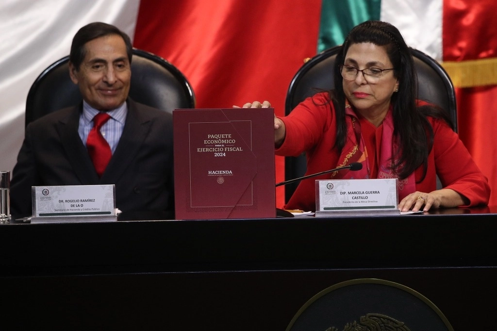 El secretario de Hacienda, Rogelio Ramírez de la O, al entregar el paquete económico 2024 en la Cámara de Diputados, el 8 de septiembre de 2023. Foto María Luisa Severiano