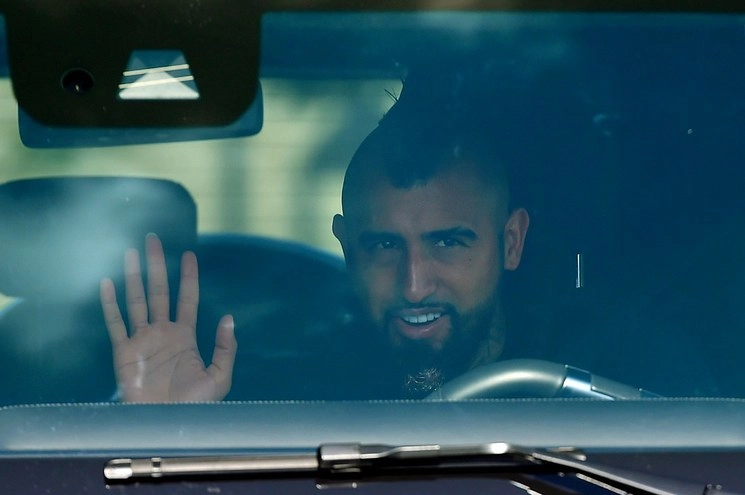 Arturo Vidal llega al centro de entrenamiento azulgrana para someterse a una prueba de Covid-19. Foto Afp