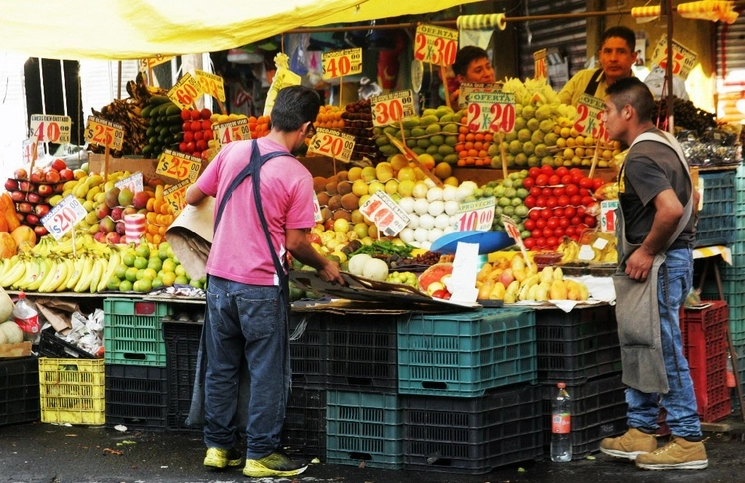 La canasta básica se lleva la mayor parte del dinero en los hogares con bajo sueldo, reportó el Inegi. En la imagen, un tianguis en la colonia Portales.Foto Roberto García Rivas