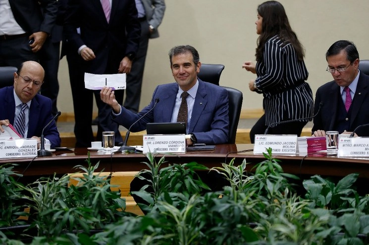 Lorenzo Córdova en una sesión del INE el 6 de febrero de 2020. Foto Cristina Rodríguez