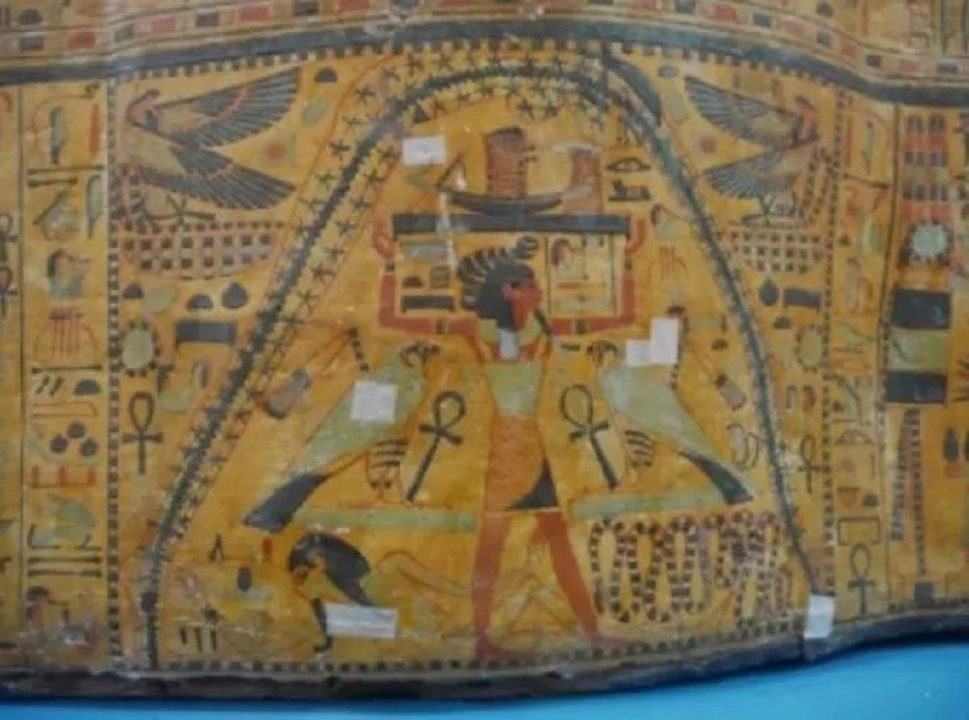 Viñeta cosmológica de Nut en el ataúd exterior de Nesitaudjatakhet en la colección del Museo Arqueológico de Odessa. 