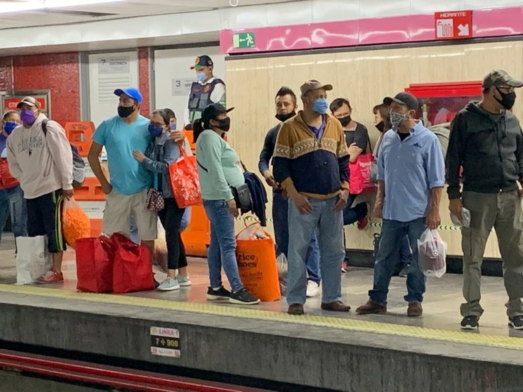 Pasajeros en el andén de la estación Merced, línea 1 del Metro, en la Ciudad de México. Foto María Luisa Severiano