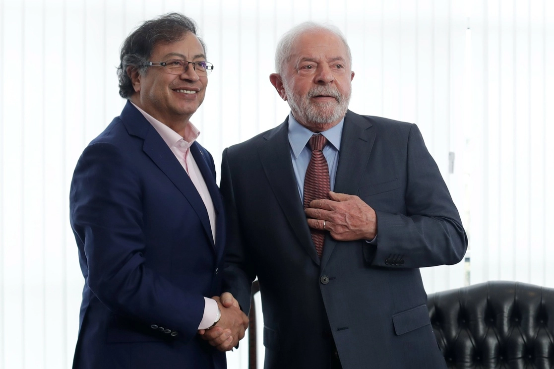 El presidente de Brasil, Luiz Inácio Lula da Silva (derecha)y su homólogo colombiano, Gustavo Petro, ayer, durante una reunión en el Palacio de Itamaraty, en Brasilia. Foto Xinhua




