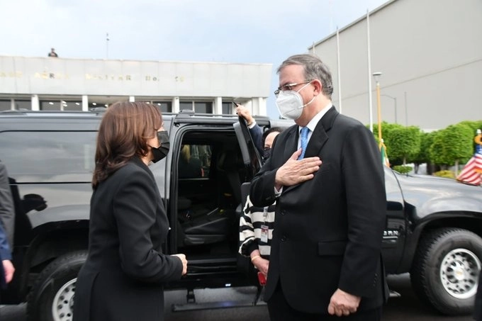 La vicepresidenta de EU, Kamala Harris (izq) y el canciller Marcelo Ebrard (der) al término de la visita diplomática. Foto tomada de la cuenta de Twitter @m_ebrard