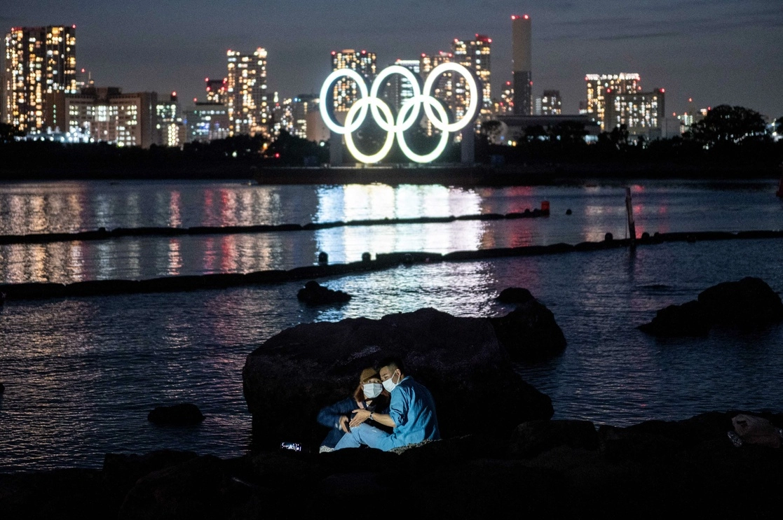 Mientras la organización de los Juegos Olímpicos de Tokio continúa preocupando a la población japonesa, los laboratorios Pfizer y BioNTech prometieron suministrar vacunas a los participantes. La imagen, en el paseo marítimo de Odaiba en Tokio, el 6 de mayo de 2021. Foto Afp 