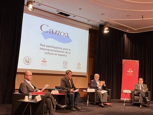 Durante el acto de presentación del proyecto en el Instituto Cervantes, en sesión a la que se enlazó el rector de la UNAM, Enrique Graue. Foto Armando Tejeda