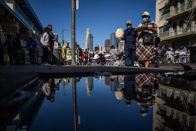 En el día de Acción de Gracias la organización Midnight Mission sirvió comida a casi 2 mil personas sin hogar en Los Ángeles. Foto Afp