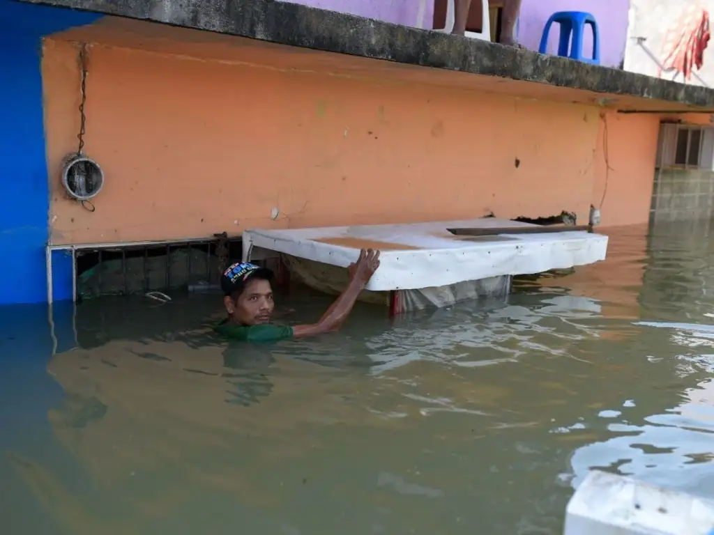 Macuspana, uno de los municipios más afectados por las lluvias, sigue bajo el agua dejando a cientos de personas sin luz ni agua ni techo. 