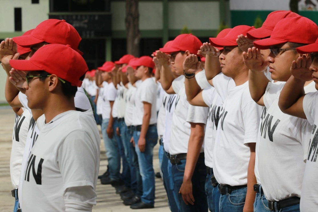 Durante una ceremonia de entrega de las hojas de liberación de la cartilla nacional a miles de jóvenes. Foto Cuartoscuro / Archivo