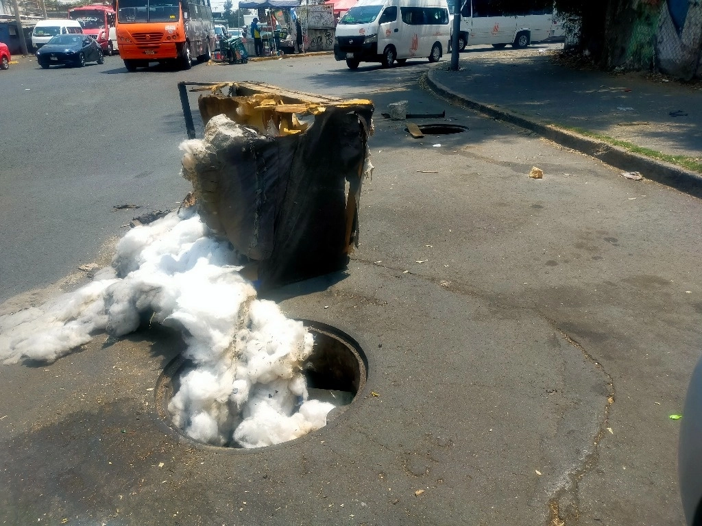 En el paradero de camiones en Cuatro Caminos tiene 15 días sin luz y coladeras abiertas. Foto Silvia Chávez