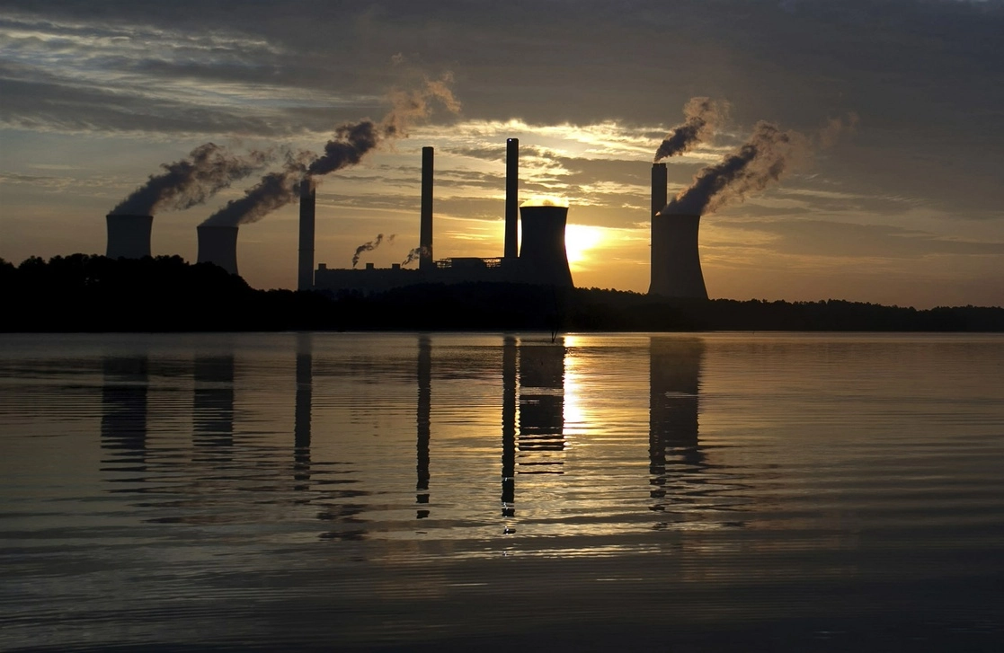 Contaminantes salen de la planta de energía Scherer, en Georgia, Estados Unidos. Foto Ap / Archivo