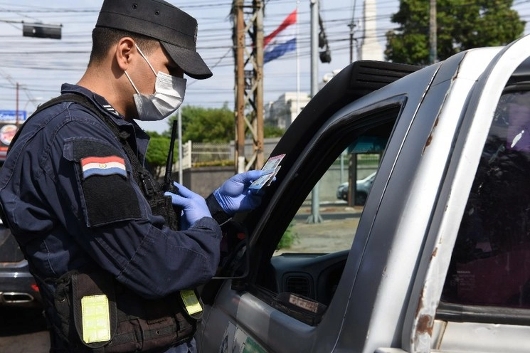 
Policía de Paraguay en un punto de revisión en las calles de Asunción. Foto Afp
