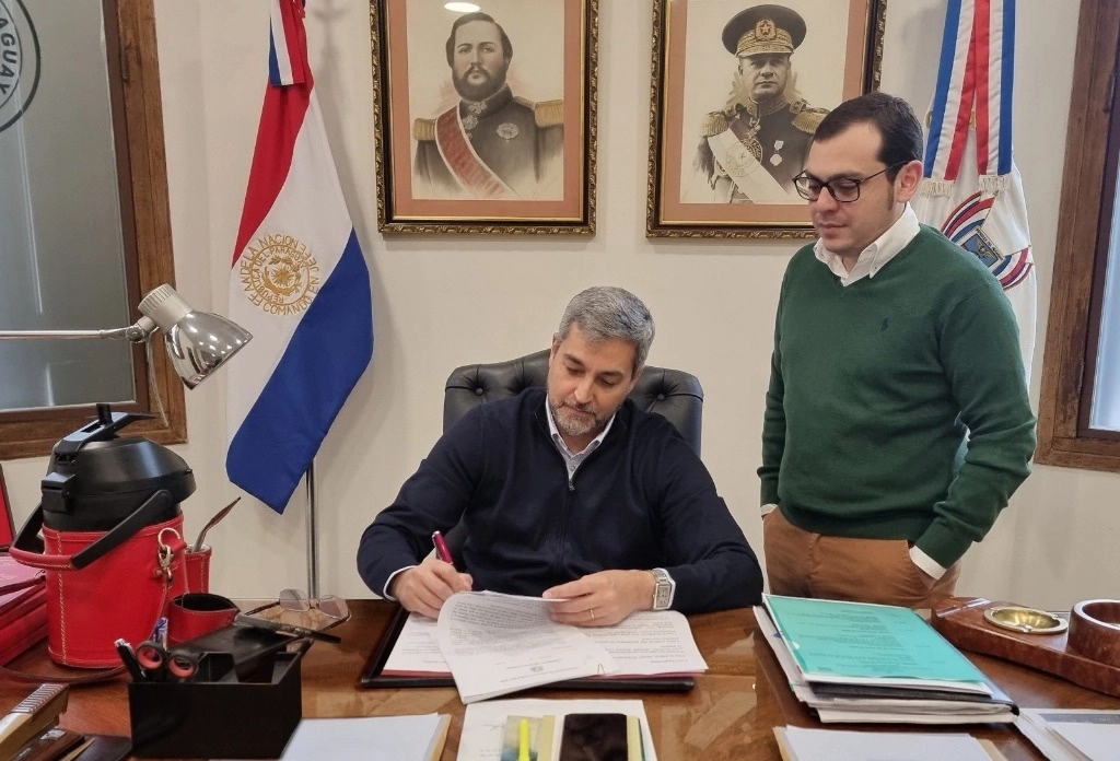 La Fiscalía ha señalado que durante el mandato de Abdo "se habría gestado un esquema que aspiraba a generar investigaciones penales en contra de figuras contrarias a su movimiento dentro del Partido Colorado". Foto @MaritoAbdo