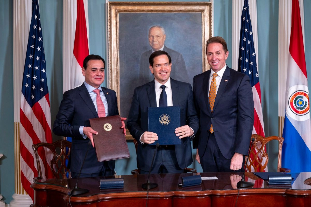 El secretario de Estado de EU, Marco Rubio (centro), el canciller paraguayo, Rubén Ramírez Lezcano (izquierda), y el subsecretario de Seguridad Nacional, Troy Edgar, tras firmar el Memorando de Entendimiento sobre solicitudes de "tercer país seguro" contra la migración irregular, en Washington, el 14 de agosto de 2025. Foto 
