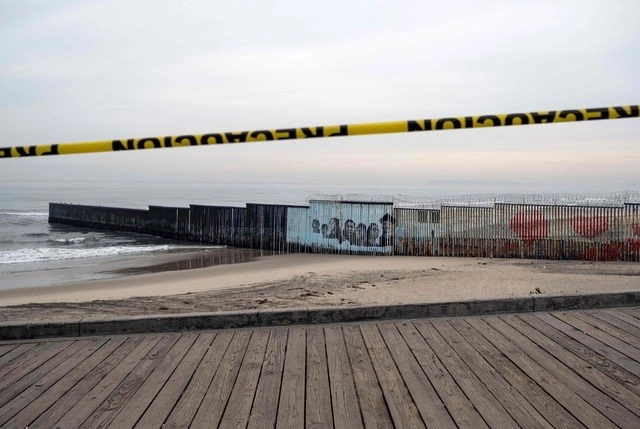 En Playas de Tijuana, Baja California, en la frontera entre EU y México. Foto Afp
