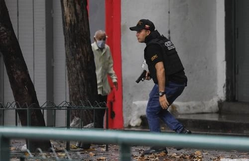 Un miembro del Cuerpo de Investigaciones Científicas, Penales y Criminalísticas participa en Caracas en el operativo para desarticular a la banda de 'El Koki', una de las mayores del país. Foto Ap
