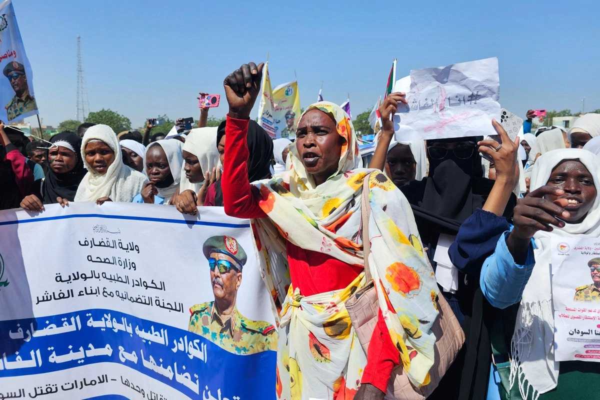 Mujeres sudanesas protestan por las violaciones cometidas por las Fuerzas de Apoyo Rápido (FAR) contra la población de El Fasher, en la ciudad de Gedaref, al este de Sudán, el 6 de noviembre de 2025. Foto  