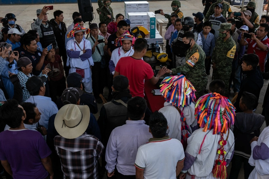 Habitantes de Aldama entregaron al Ejército sus armas a cambio de pantallas de televisión y tabletas, como parte de una campaña de desarme, el 21 de febrero pasado. Foto Cuartoscuro