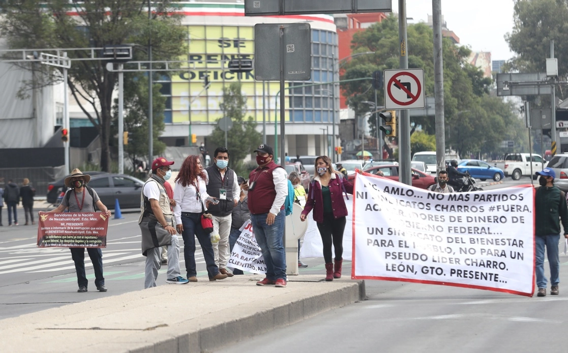 Empleados de la Secretaría de Bienestar se movilizaron hace más de un mes para denunciar corrupción en los estados y las malas condiciones laborales a las que están expuestos. Foto Yazmín Ortega Cortés / Archivo