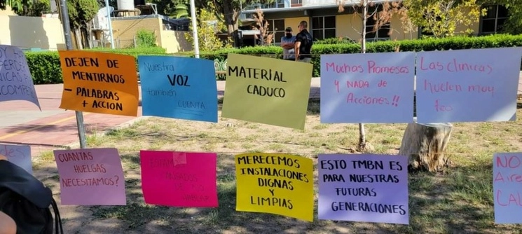 Estudiantes de la Facultad de Odontología de la UACh, realizaron una protesta por la falta de material en laboratorios. Foto La Jornada