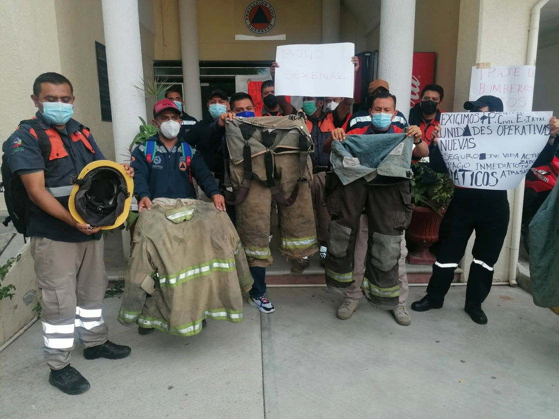 Bomberos, paramédicos, rescatistas, integrantes de las brigadas de inspección y la unidad canina, entre otros trabajadores, cerraron ayer en la mañana el acceso a la Secretaría de Protección Civil de Guerrero, con sede en Chilpancingo, e iniciaron un paro de labores indefinido en las siete regiones del estado, a fin de exigir respuesta a su pliego petitorio. Foto Sergio Ocampo Arista