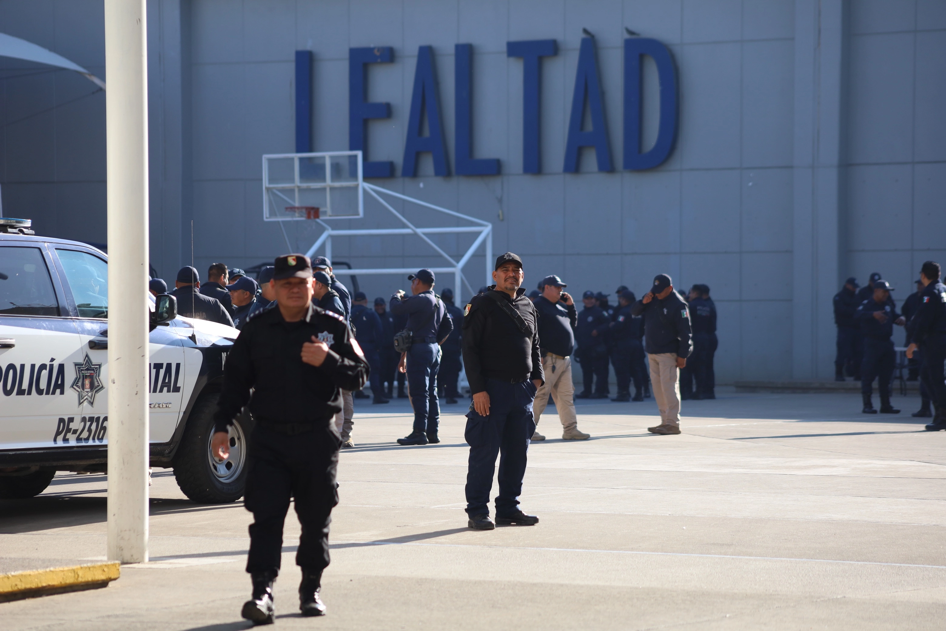 Más de mil 800 elementos de la policía estatal se concentraron en el cuartel de la corporación, esto como parte del paro de labores. Foto 