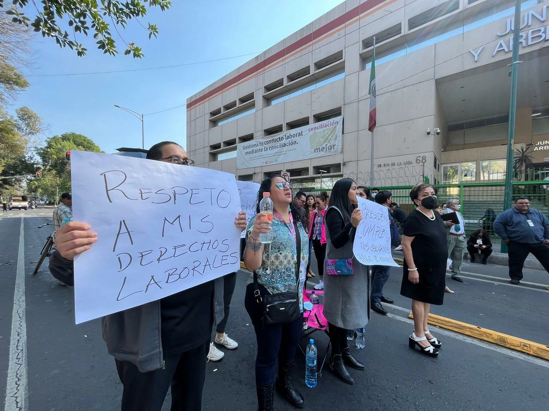 Trabajadores de la Junta Local de Conciliación y Arbitraje de la Ciudad de México bloquean la avenida Fray Servando para protestar por la falta del pago de aguinaldos y vacaciones, el 15 de diciembre de 2022. Foto Alfredo Domínguez