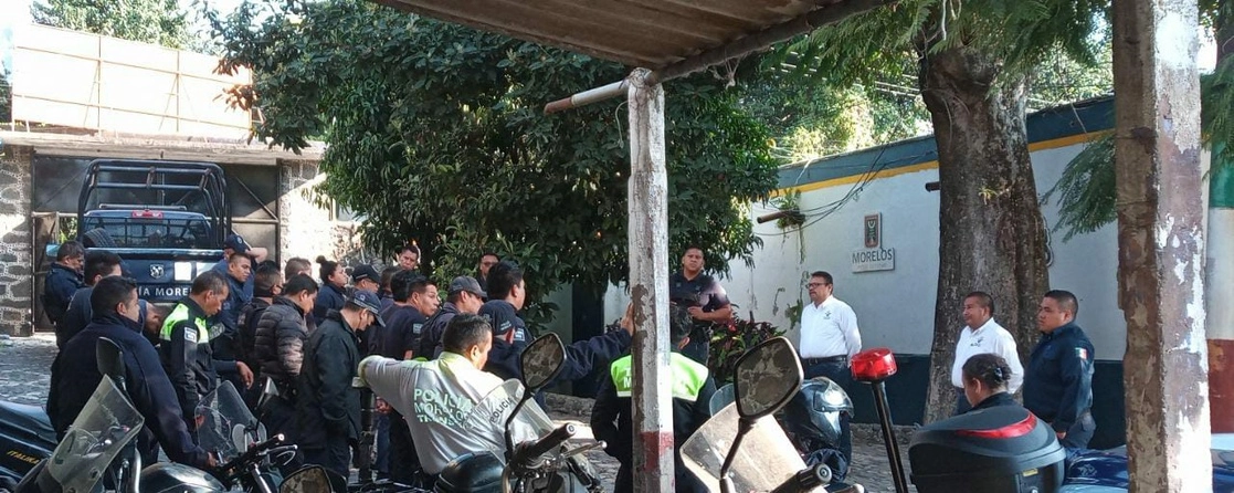 Los uniformados de Tepoztlán comenzaron su paro de labores desde las 8 de la mañana del lunes. Foto ‘La Jornada’