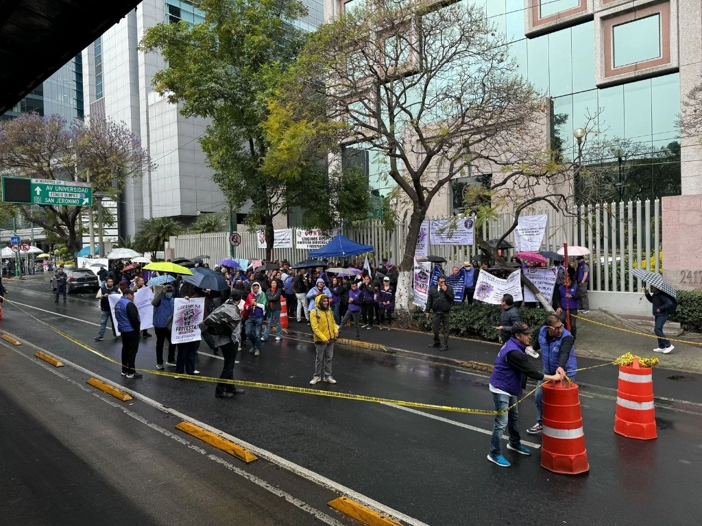 Trabajadores del Instituto Federal de Defensoría Pública y Órganos Auxiliares suspenden labores, realizan cierre parcial en avenida Insurgentes. Foto Luis Castillo