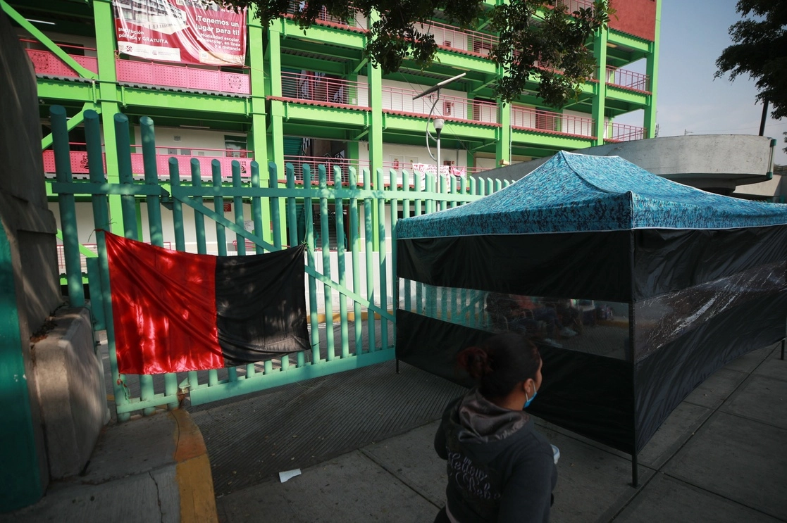 Las 26 escuelas amanecieron cerradas y con las banderas rojinegras, por lo que el IEMS exhortó a reanudar las clases a la brevedad, mientras el vocero del sindicato anunció movilizaciones para este día. Foto Alfredo Domínguez