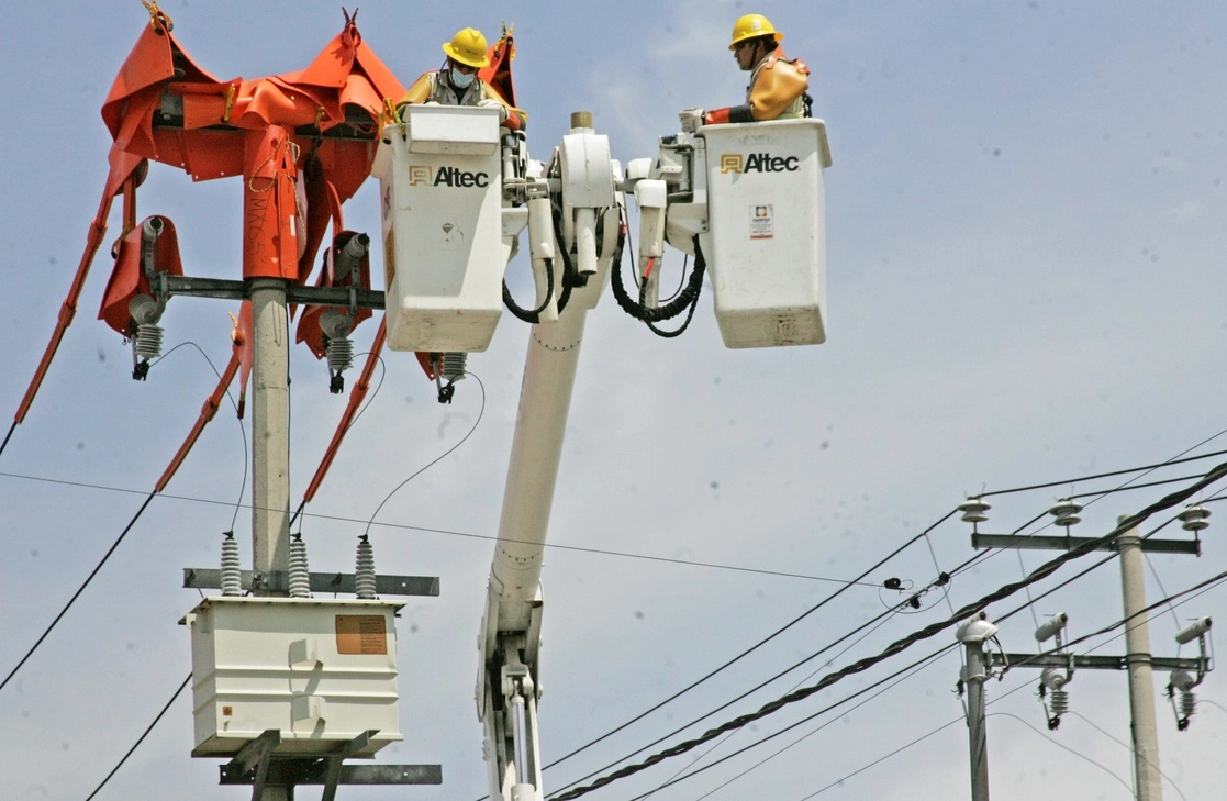 Trabajadores de la CFE en la Ciudad de México. Foto Roberto García Rivas