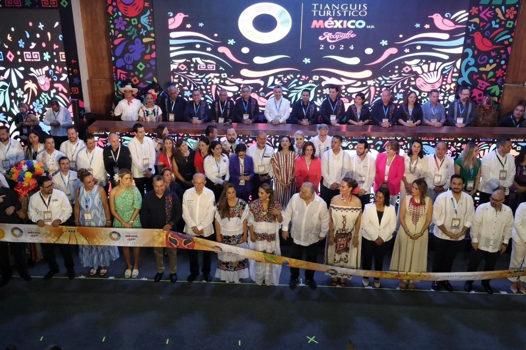 La gobernadora de Guerrero, Evelyn Salgado, y el secretario de Turismo, Miguel Torruco, encabezan el corte de listón del Tianguis Turístico, en Acapulco, el 10 de abril de 2024. Foto Marco Peláez
