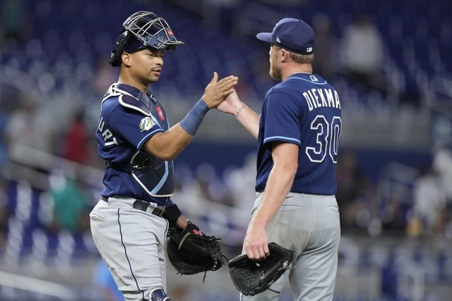 Los Nacionales de Washington, con el mexicano Joey Meneses pisando la meta en una ocasión, derrotaron 5-4 a los Azulejos de Toronto con el también mexicano Alejandro Kirk. Foto Ap