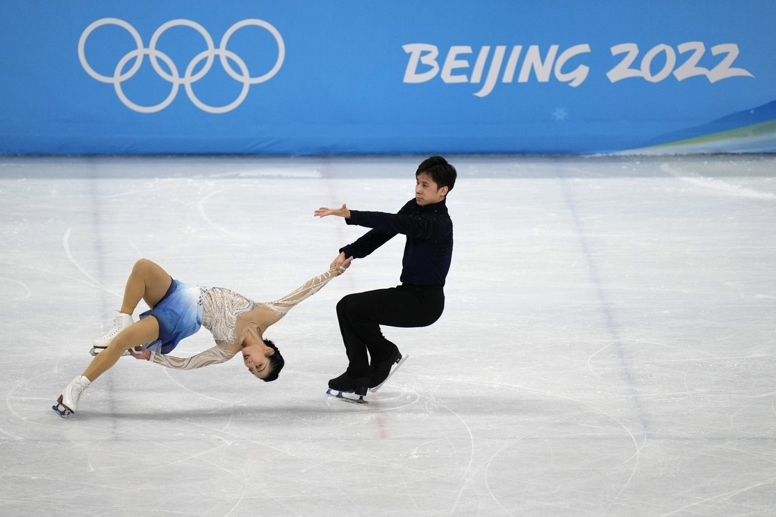 La pareja china de patinaje artístico sobre hielo, Sui Wenjing y Han Cong, durante la rutina que les valió la medalla de oro en los Juegos Olímpicos de Invierno de Pekín 2022, el 19 de febrero de 2022. Foto Ap