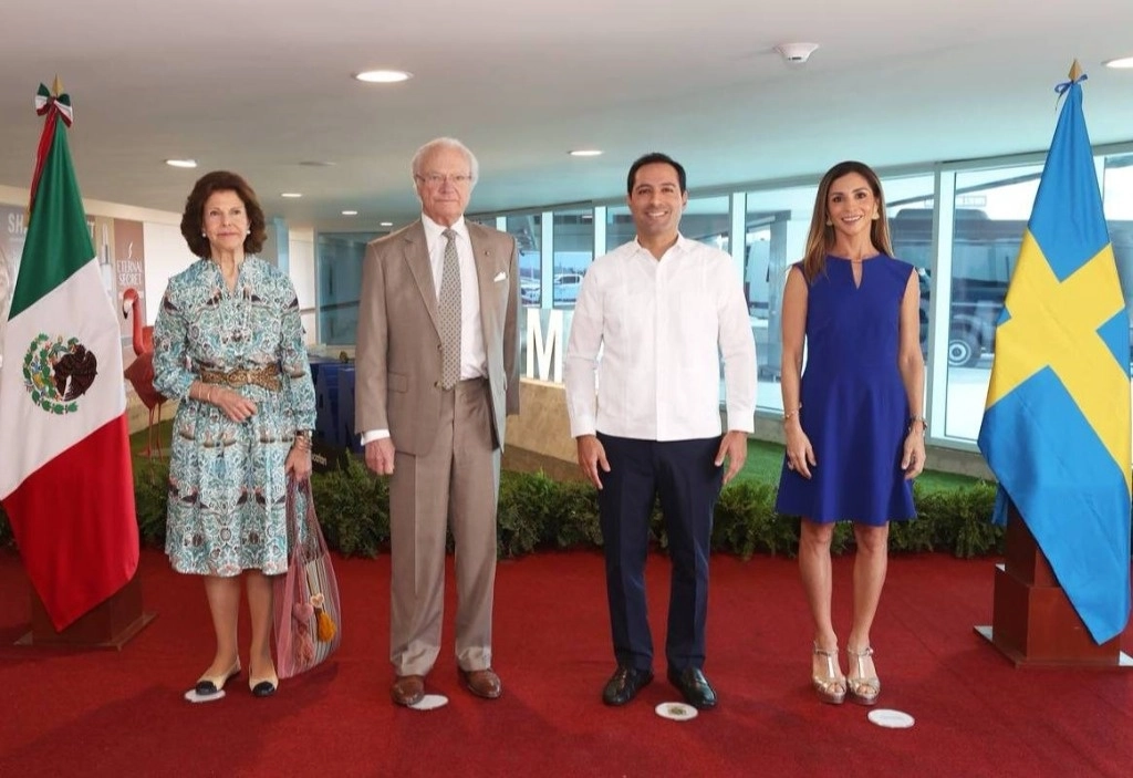 Los reyes de Suecia, Carlos XVI y Silvia, fueron recibidos en Yucatán por el mandatario Mauricio Vila Dosal y su esposa, María Ortiz Abraham. Foto Proporcionada por el Gobierno de Yucatán
