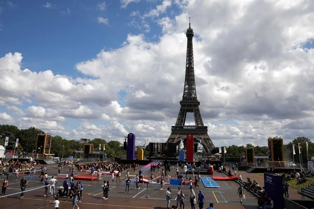 El comité organizador de los Juegos Olímpicos de París 2024 intentará batir un récord mundial el domingo cuando despliegue desde la Torre Eiffel y ondee la que espera que sea la bandera más grande jamás izada. Foto Afp