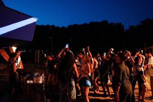 En una fiesta al aire libre en Saint-Denis al norte de París. Foto Afp 